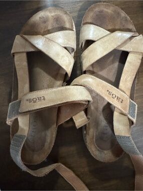 Taos Footwear Women's Tan Leather Crisscross Strap Sandals